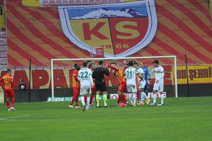 Sapunaru 100.Maçında Kırmızı Kart Gördü.