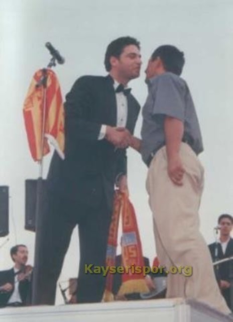 Yine aynı sezon taraftar ile sanatçı Hakan Taşıyan'ın çoşkusu görülmeye değerdi