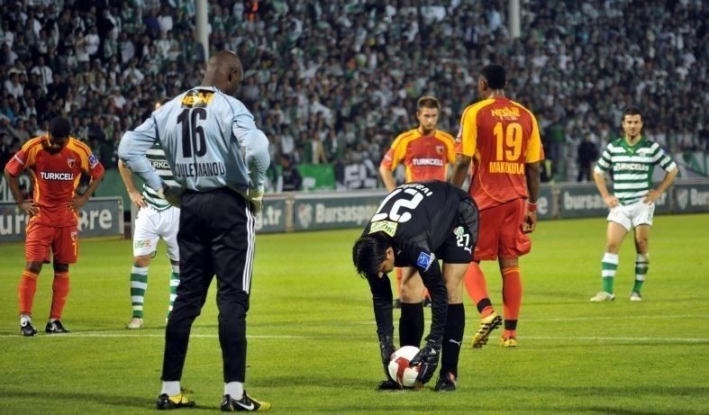 Kaleci Souleymanou ve Eski Kayserispor kalecimiz İvankov Bursaspor adını Penaltı kullanırken..