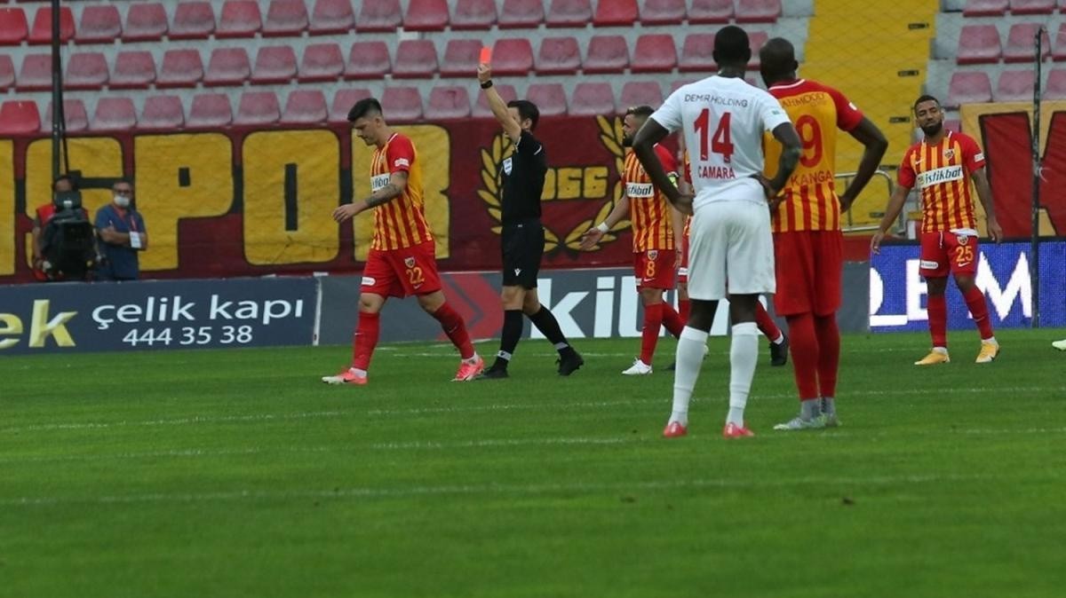 Kayserispor'dan 6 defa futbolculara kırmızı kart gösterdi.