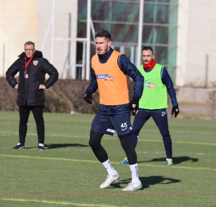 Kayserispor’un yeni transferi Mert Çetin, takımla ilk antrenmanına çıktı.