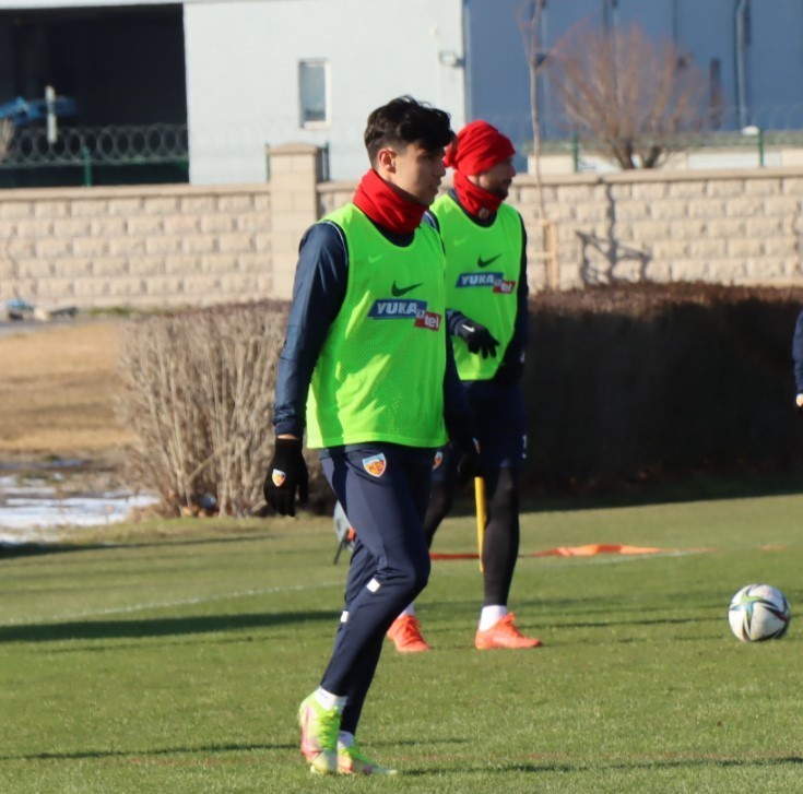 Kayserispor’un Sakaryaspor’dan kadrosuna kattığı genç stoper Arif Kocaman, takımla ilk antrenmanına çıktı.