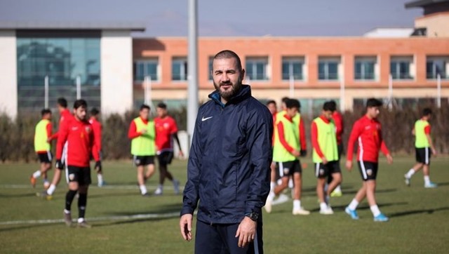 Gökhan Ünal Antrenör Olarak Göreve Başladı.