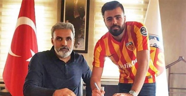 Kayserispor Hasan Hüseyin Acar'a İmzaya Attırdı.