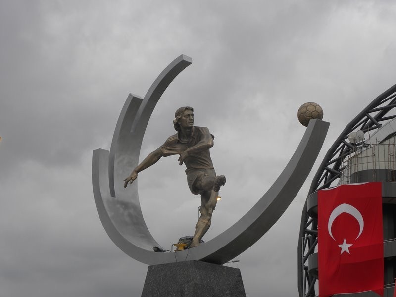 Kadir Has Stadına Futbolcu Heykeli Dikildi.