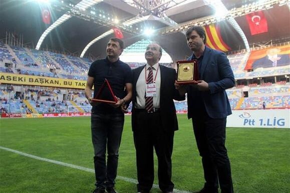 Ertuğrul Sağlam ve Shota ya Plaket Verildi.