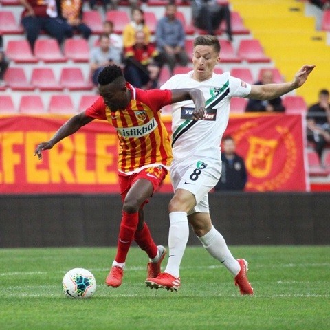 Futbol Terimleri Sözlüğü #11 Futbolda Yapılan Orta Nedir?