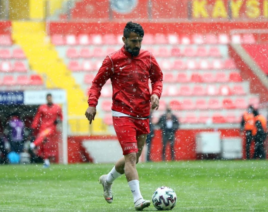 Suratına Top Çarpan Muğdat Çelik Hastaneye Kaldırıldı.