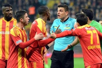 Kayserispor-Sivasspor Maçını Ümit Öztürk yönetecek.