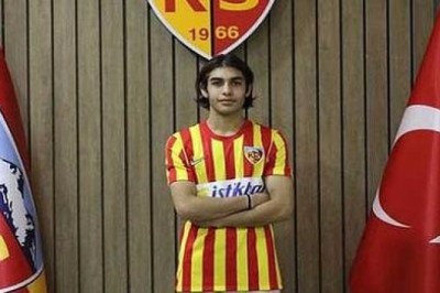 Kayserispor, Altyapı Oyuncusu Hayrullah Erkip'e Profesyonel İmza Attırdı.