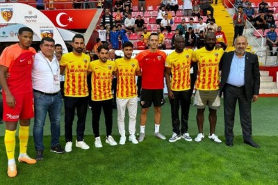 Kayserispor'un Yeni Transferleri Maçtan Önce Taraftarlara Tanıtıldı.