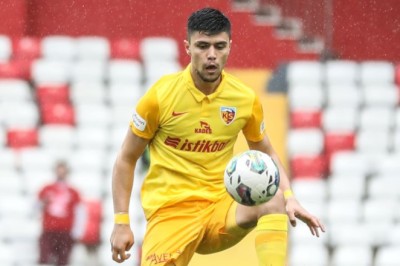 Kayserisporlu Arif Kocaman 🟨 Sarı Kart Cezalısı Durumuna Düştü.