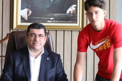 Kayserispor Kayra Cihan ile Profesyonel Sözleşme İmzaladı.