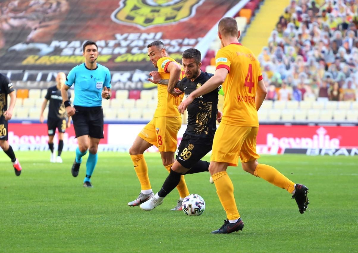 #Hakem Arda Kardeşler #4 Dimitrios Kolovetsios #99 Adem Büyük #18 Zoran Kvrzic