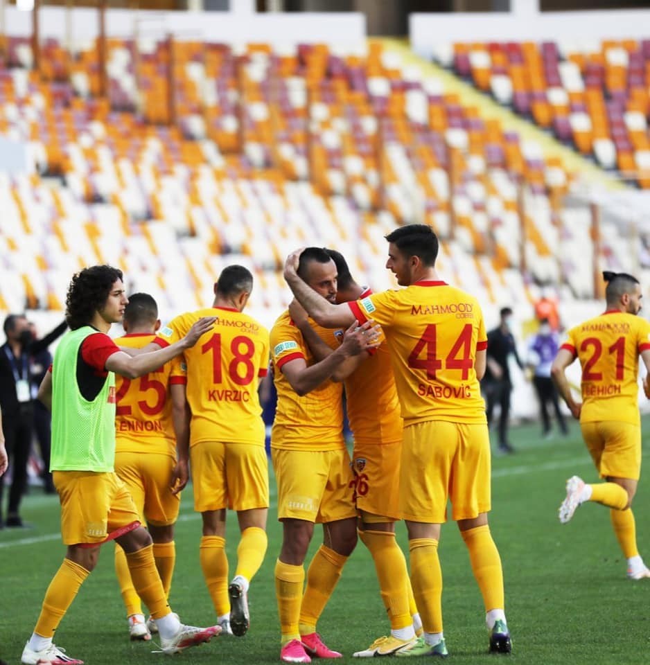 #14 Emre Demir #25 Aaron Lennon #18 Zoran Kvrzic #25 İlhan Parlak #44 Saboviç #21 Aziz Behich