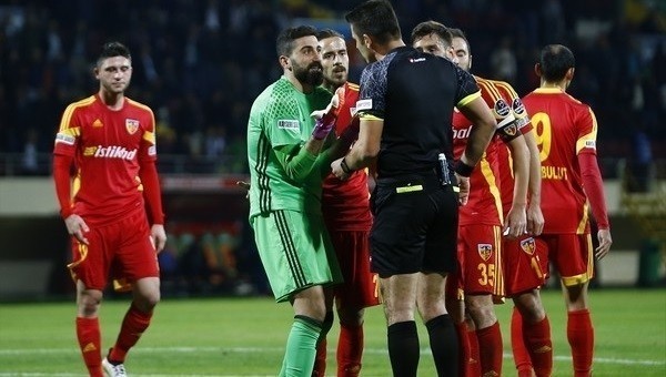 Kaleci Muammer Zülfikar Yıldırım'ı Oyundan atmıştı.