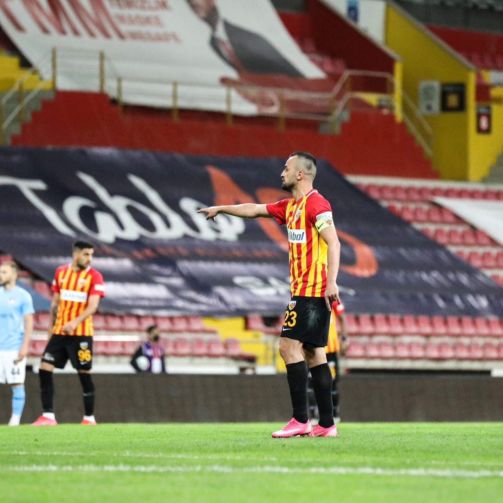 #96 Daniel Avramovski #23 Umut Bulut