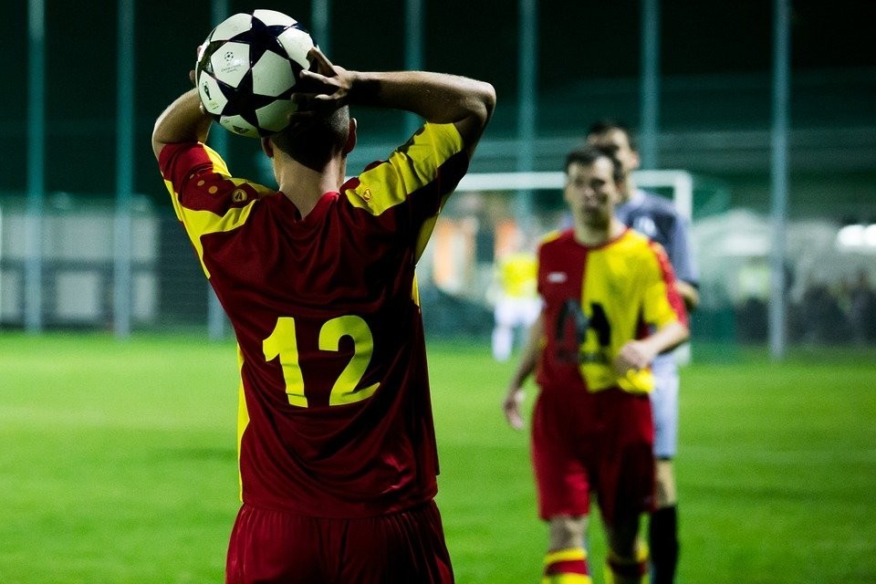 Futbol Terimler Sözlüğü #27 Taç Nedir? Taç'tan Gol Olur mu? |  KAYSERİSPOR.ORG
