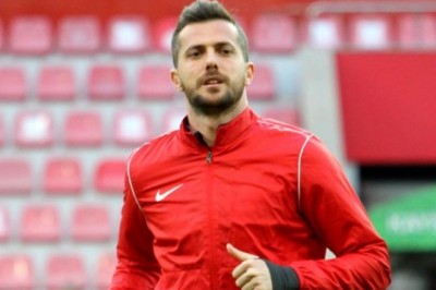 Uğur Demirok, Maç Öncesi Isınırken Sakatlandı.