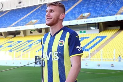 Kayserispor'un Kiralık Olarak Anlaştığı Burak Kapacak Kayseri'ye Geldi.